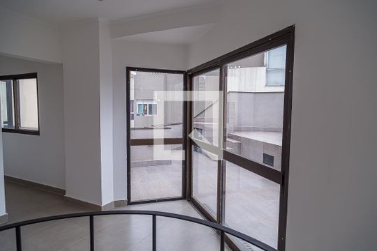 Apartamento com 4 quartos, churrasqueira no condomínio e quintal. Ideal para comprar. — Cobertura -sala