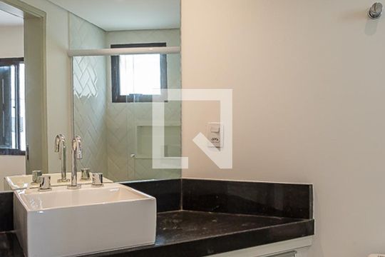 Apartamento com 4 quartos, churrasqueira no condomínio e quintal. Ideal para comprar. — Banheiro da Suíte