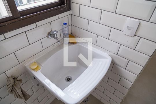 Apartamento com 4 quartos, churrasqueira no condomínio e quintal. Ideal para comprar. — Área de Serviço - Tanque