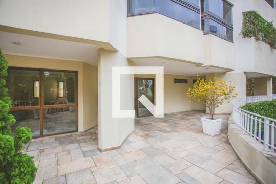 Apartamento com 4 quartos, churrasqueira no condomínio e quintal. Ideal para comprar. — Área Comum