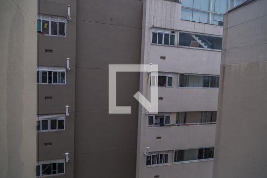 Apartamento com 4 quartos, churrasqueira no condomínio e quintal. Ideal para comprar. — Vista da Área de Serviço