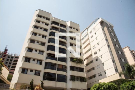 Apartamento com 4 quartos, churrasqueira no condomínio e quintal. Ideal para comprar. — Fachada