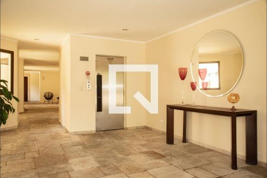 Apartamento com 4 quartos, churrasqueira no condomínio e quintal. Ideal para comprar. — Hall de Entrada