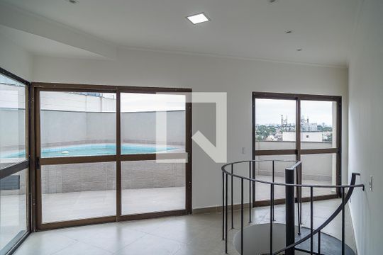 Apartamento com 4 quartos, churrasqueira no condomínio e quintal. Ideal para comprar. — Cobertura -sala