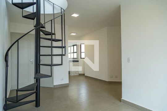 Apartamento com 4 quartos, churrasqueira no condomínio e quintal. Ideal para comprar. — Sala