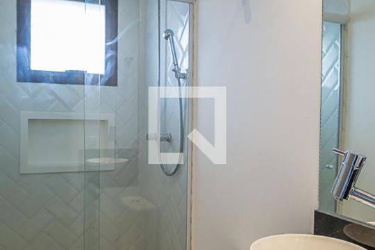 Apartamento com 4 quartos, churrasqueira no condomínio e quintal. Ideal para comprar. — Banheiro Social