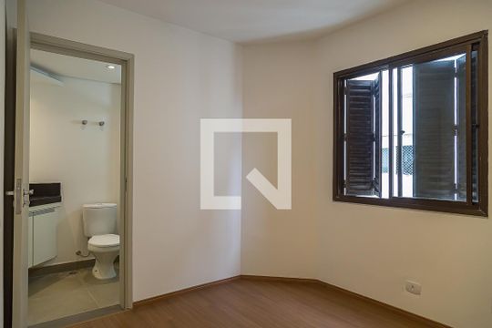 Apartamento com 4 quartos, churrasqueira no condomínio e quintal. Ideal para comprar. — Suíte