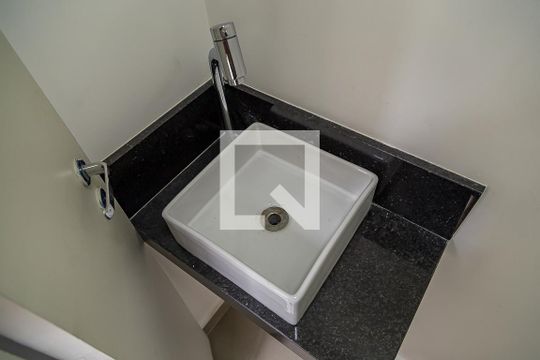 Apartamento com 4 quartos, churrasqueira no condomínio e quintal. Ideal para comprar. — Lavabo da Cobertura - pia