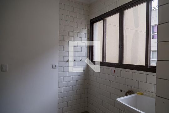 Apartamento com 4 quartos, churrasqueira no condomínio e quintal. Ideal para comprar. — Área de Serviço