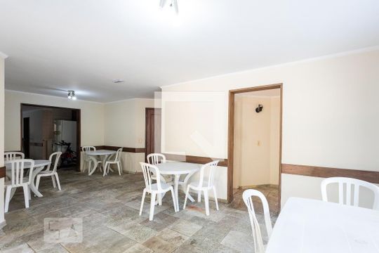 Apartamento com 4 quartos, churrasqueira no condomínio e quintal. Ideal para comprar. — Salão de Festas