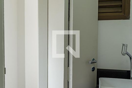 Apartamento com 4 quartos, churrasqueira no condomínio e quintal. Ideal para comprar. — Lavabo da Cobertura