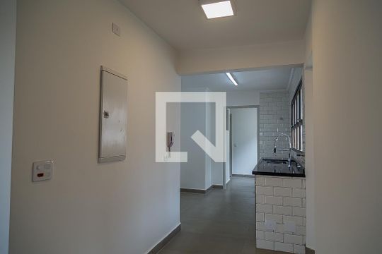 Apartamento com 4 quartos, churrasqueira no condomínio e quintal. Ideal para comprar. — Cozinha