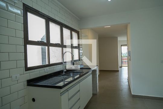 Apartamento com 4 quartos, churrasqueira no condomínio e quintal. Ideal para comprar. — Cozinha