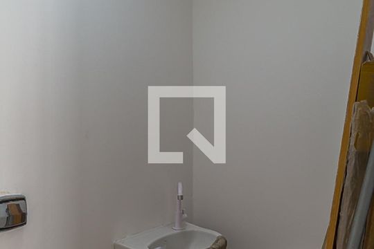 Apartamento com 4 quartos, churrasqueira no condomínio e quintal. Ideal para comprar. — Banheiro de Serviço