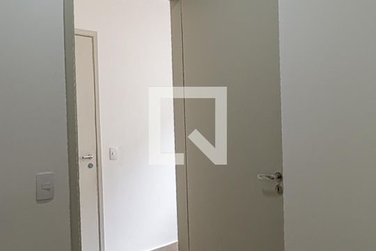 Apartamento com 4 quartos, churrasqueira no condomínio e quintal. Ideal para comprar. — Quarto de Serviço
