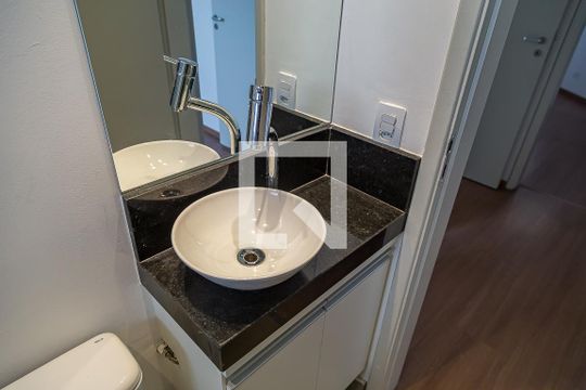 Apartamento com 4 quartos, churrasqueira no condomínio e quintal. Ideal para comprar. — Banheiro Social - Pia