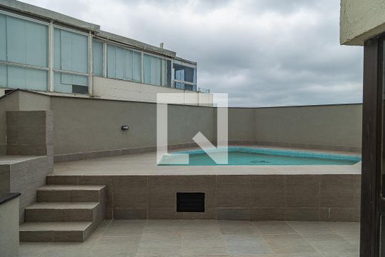 Apartamento com 4 quartos, churrasqueira no condomínio e quintal. Ideal para comprar. — Área Externa