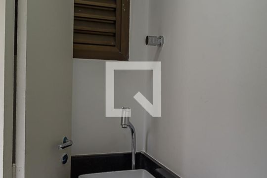 Apartamento com 4 quartos, churrasqueira no condomínio e quintal. Ideal para comprar. — Lavabo da Cobertura
