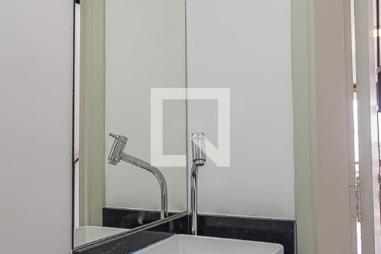 Apartamento com 4 quartos, churrasqueira no condomínio e quintal. Ideal para comprar. — Lavabo