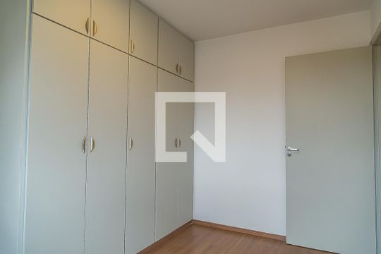 Apartamento com 4 quartos, churrasqueira no condomínio e quintal. Ideal para comprar. — Quarto 3