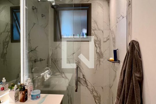 Compra apartamento na Vila Nova Conceição com 2 suítes e piscina no condomínio. — Banheiro da Suíte 1