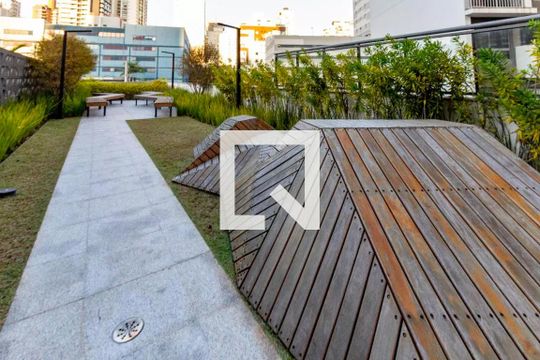 Compra apartamento na Vila Nova Conceição com 2 suítes e piscina no condomínio. — Área externa