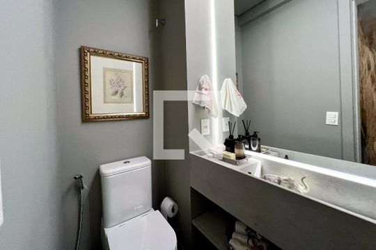 Compra apartamento na Vila Nova Conceição com 2 suítes e piscina no condomínio. — Lavabo