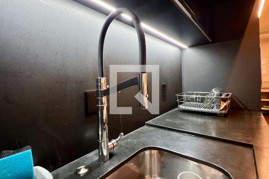 Compra apartamento na Vila Nova Conceição com 2 suítes e piscina no condomínio. — Cozinha