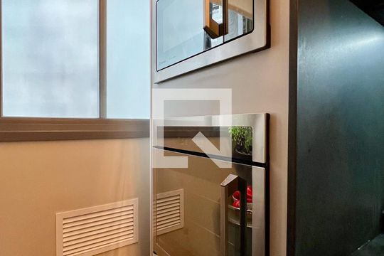Compra apartamento na Vila Nova Conceição com 2 suítes e piscina no condomínio. — Cozinha