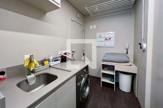 Compra apartamento na Vila Nova Conceição com 2 suítes e piscina no condomínio. — Área de Serviço