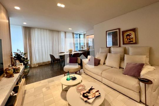 Compra apartamento na Vila Nova Conceição com 2 suítes e piscina no condomínio. — Sala