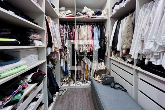 Compra apartamento na Vila Nova Conceição com 2 suítes e piscina no condomínio. — Closet