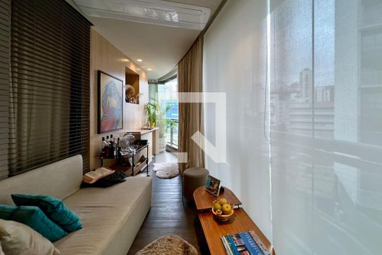 Compra apartamento na Vila Nova Conceição com 2 suítes e piscina no condomínio. — Varanda