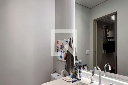 Compra apartamento na Vila Nova Conceição com 2 suítes e piscina no condomínio. — Banheiro da Suíte 1