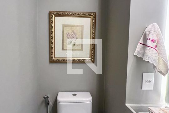 Compra apartamento na Vila Nova Conceição com 2 suítes e piscina no condomínio. — Lavabo