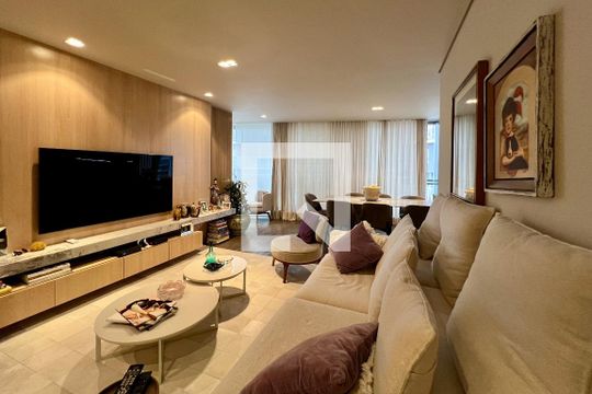 Compra apartamento na Vila Nova Conceição com 2 suítes e piscina no condomínio. — Sala