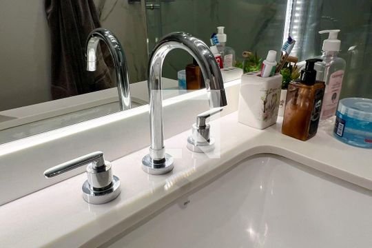 Compra apartamento na Vila Nova Conceição com 2 suítes e piscina no condomínio. — Banheiro da Suíte 1