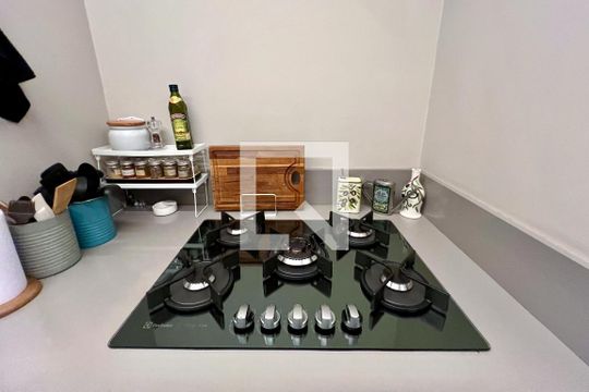 Compra apartamento na Vila Nova Conceição com 2 suítes e piscina no condomínio. — Cozinha