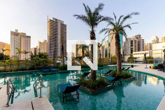 Compra apartamento na Vila Nova Conceição com 2 suítes e piscina no condomínio. — Piscina
