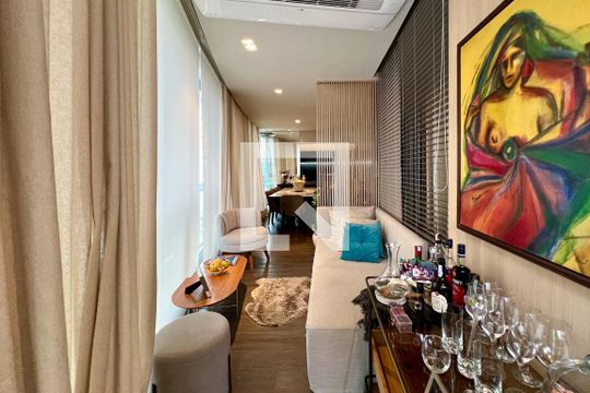 Compra apartamento na Vila Nova Conceição com 2 suítes e piscina no condomínio. — Varanda