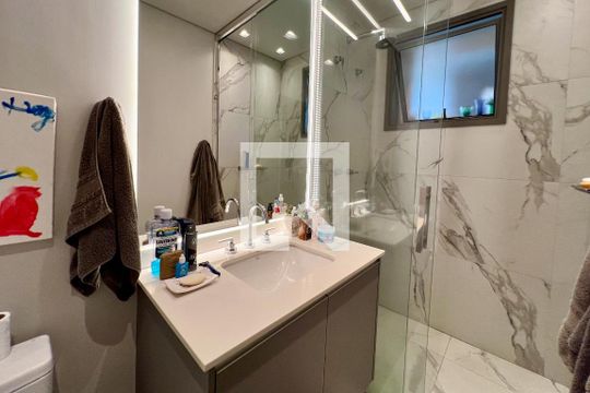 Compra apartamento na Vila Nova Conceição com 2 suítes e piscina no condomínio. — Banheiro da Suíte 1