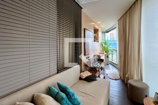Compra apartamento na Vila Nova Conceição com 2 suítes e piscina no condomínio. — Varanda