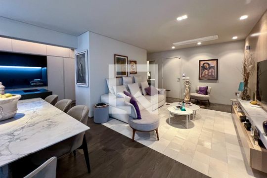 Compra apartamento na Vila Nova Conceição com 2 suítes e piscina no condomínio. — Sala