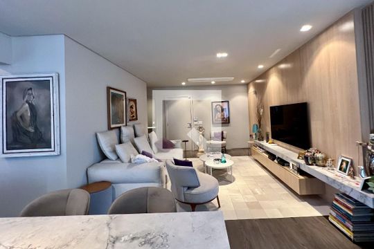 Compra apartamento na Vila Nova Conceição com 2 suítes e piscina no condomínio. — Sala