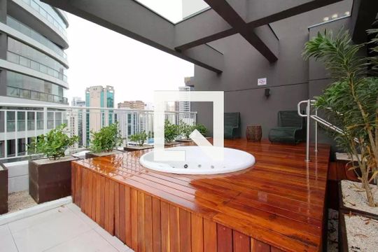 Compra apartamento na Vila Nova Conceição com 2 suítes e piscina no condomínio. — SPA