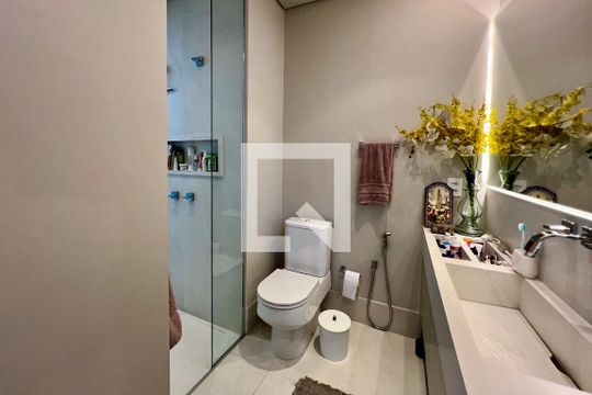 Compra apartamento na Vila Nova Conceição com 2 suítes e piscina no condomínio. — Banheiro da Suíte 2