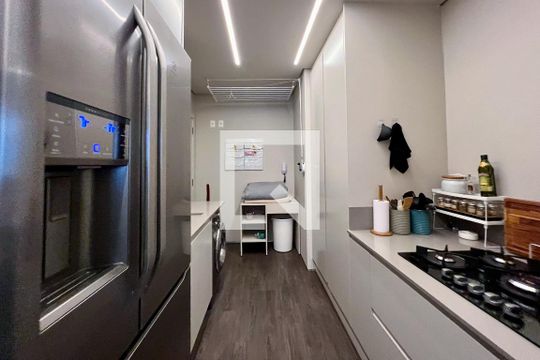 Compra apartamento na Vila Nova Conceição com 2 suítes e piscina no condomínio. — Área de Serviço