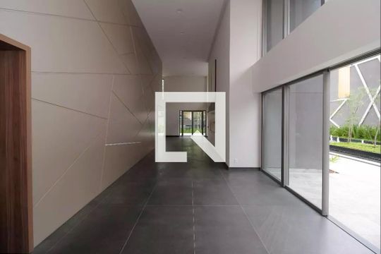 Compra apartamento na Vila Nova Conceição com 2 suítes e piscina no condomínio. — Área comum