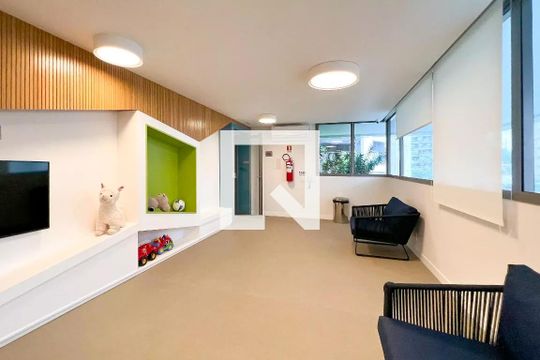 Compra apartamento na Vila Nova Conceição com 2 suítes e piscina no condomínio. — Brinquedoteca