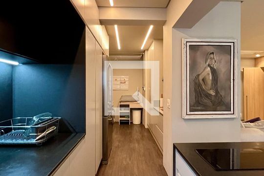 Compra apartamento na Vila Nova Conceição com 2 suítes e piscina no condomínio. — Cozinha